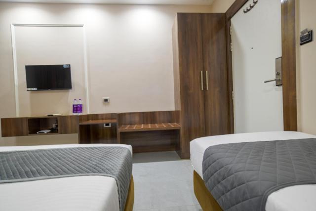 Hotel Miracle 2Km From Mahakal Temple Ujjain Exterior foto